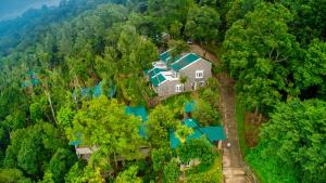 una vista aerea di una casa nella foresta di Sitaram Mountain Retreat a Munnar