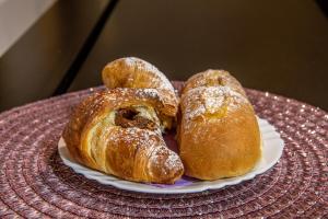 três bolos num prato numa mesa em B&B PETER PAN em Salerno