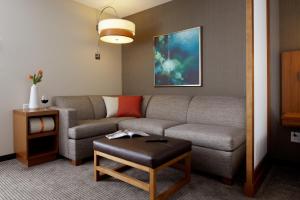 Hyatt Place Calgary Airport tesisinde bir oturma alanı