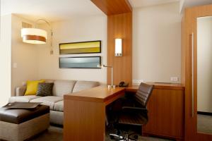 Hyatt Place Calgary Airport tesisinde bir oturma alanı