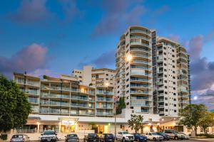 un grande edificio con macchine parcheggiate di fronte di Park Regis City Quays a Cairns