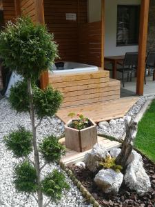 een tuin met een jacuzzi en een boom bij Hiša Katja-Privat wellness in Kranjska Gora