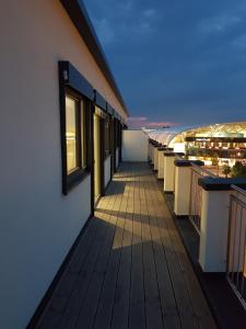 d'un balcon avec une rangée de fenêtres. dans l'établissement RheinCity Hotel & Boardinghouse, à Ludwigshafen