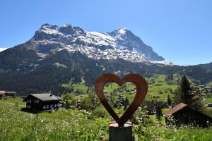 een hartbeeld voor een berg bij Hotel Cabana in Grindelwald