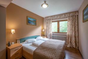 Postel nebo postele na pokoji v ubytování Alpenhotel Edelweiss