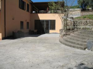 una casa con un passaggio in pietra e scale di fronte di AIR B&B PLEASANT MOMENTS a Bolsena