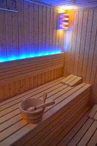 una sauna con una bañera de madera con un tazón. en Hotel Rezydencja Mazury SPA & Lake, en Mrągowo