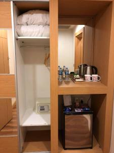 アルビールにあるClassy Hotel Erbilの食器棚(ベッド1台付)、キッチン(電子レンジ付)