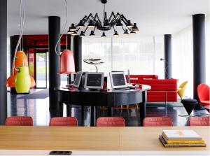 Cette chambre dispose d'une table avec 2 ordinateurs portables. dans l'établissement citizenM Paris Charles de Gaulle Airport, à Roissy-en-France