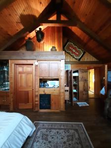 Кровать или кровати в номере Cherokee Mountain log Cabins