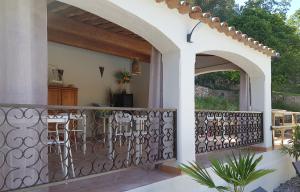 einen Balkon mit einem eisernen Zaun und einem Torbogen in der Unterkunft Villa Manoe in Draguignan