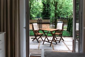 eine Terrasse mit einem Tisch und Stühlen auf einer Veranda in der Unterkunft Apartamenty w Świnoujściu in Świnoujście