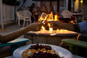 2 personnes tenant des verres à champagne devant une assiette de nourriture dans l'établissement Stormy Point Village, à Branson