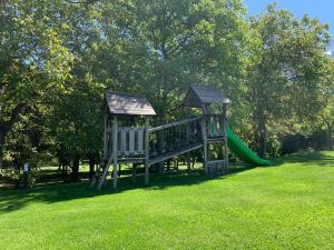 un parque infantil con un tobogán en el césped en Hotel Milleluci, en Aosta