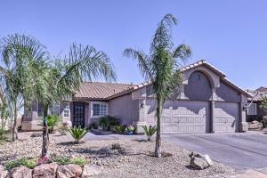 亨德森Henderson Home with Pool and Mountain, Strip Views!的车道前有棕榈树的房子