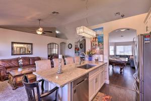 מטבח או מטבחון ב-Henderson Home with Pool and Mountain, Strip Views!