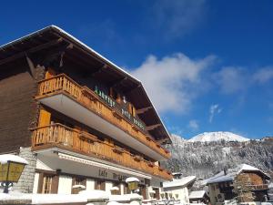 un edificio con un balcón sobre la nieve en Petit Paradis, en Crans-Montana