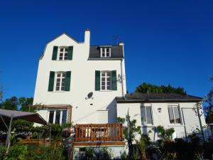 una casa bianca con finestre chiuse verdi e balcone di vacances 34 a Le Crotoy