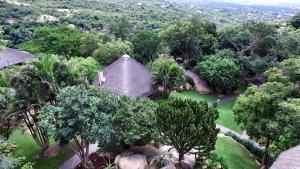 una vista aérea de un jardín con árboles y una casa en La Roca Guest House, en Nelspruit