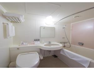 Baño pequeño con aseo y lavamanos en Hotel Shin Osaka / Vacation STAY 81527, en Osaka