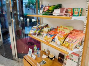 una estantería llena de diferentes tipos de alimentos en Hotel Shin Osaka / Vacation STAY 81527, en Osaka