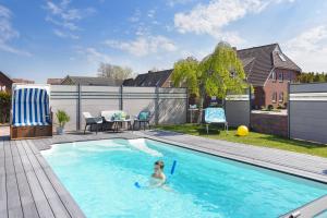 Poolen vid eller i närheten av Ferienwohnung Haus zum Seehund mit Pool und Brötchenservice