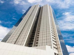 een hoog gebouw met een blauwe lucht op de achtergrond bij Torre de Cali Plaza Hotel in Cali