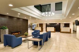 Travelodge Hotel by Wyndham Saskatoon tesisinde bir oturma alanı