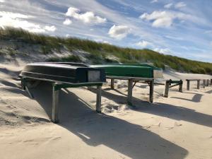 twee tafeltennistafels in het zand op een strand bij Küstenliebe Graal-Müritz in Gelbensande