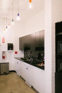 Una cocina o kitchenette en The Local NY