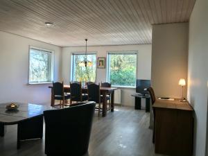 uma sala de jantar com mesa e cadeiras em Medio Apartments em Fredericia