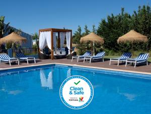 A piscina localizada em Aldeia Azul Resort ou nos arredores