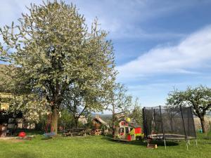 einen Park mit einem Baum und einem Spielplatz in der Unterkunft Garden Apartments Maria in Bled