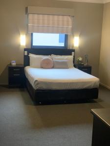 เตียงในห้องที่ Best Western Blackbutt Inn