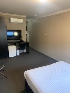 เตียงในห้องที่ Best Western Blackbutt Inn