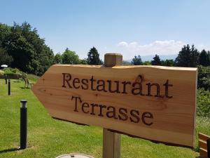 um cartaz de madeira que lê o franchise do restaurante em Le Domaine (Swiss Lodge) em Fribourg