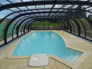 vista sul soffitto di una piscina in un edificio di La Lauriére a Treize-Vents