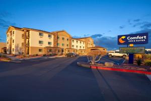 un edificio con un letrero al lado de una calle en Comfort Inn & Suites Page at Lake Powell, en Page