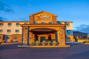 un hotel con un cartel en la parte delantera de un edificio en Comfort Inn & Suites Page at Lake Powell, en Page