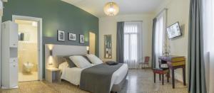 um quarto com uma cama e uma secretária. em Grand Canal Suite by Wonderful Italy em Veneza