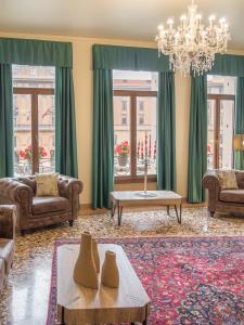 uma sala de estar com sofás e um lustre em Grand Canal Suite by Wonderful Italy em Veneza