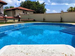 una piscina de agua azul en un patio en Villa Bianca, en Balchik