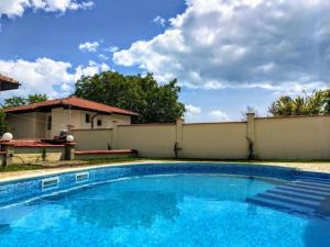 una piscina frente a una valla en Villa Bianca, en Balchik