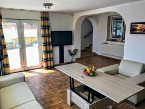 sala de estar con mesa y sofá en Villa Bianca, en Balchik