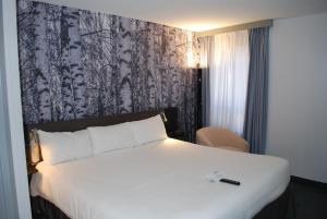 A bed or beds in a room at DoubleTree by Hilton Ottawa Downtown