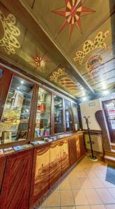 a restaurant with a star painted on the ceiling at Great Polonia Jelenia Góra City Center in Jelenia Góra