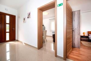 um corredor com uma porta aberta para uma sala de estar em Apartments Euphemia em Rovinj