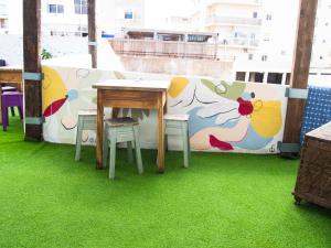 d'une table et de chaises sur un balcon avec de l'herbe verte dans l'établissement RIA Terrace, à Faro