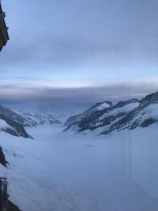 widok na śnieżne pasmo górskie ze śnieżnymi górami w obiekcie Chalet Burglauenen Grindelwald w mieście Grindelwald