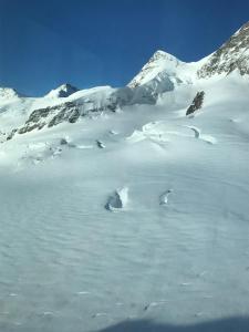 śnieg pokryty górą z dużo śniegu na nim w obiekcie Chalet Burglauenen Grindelwald w mieście Grindelwald